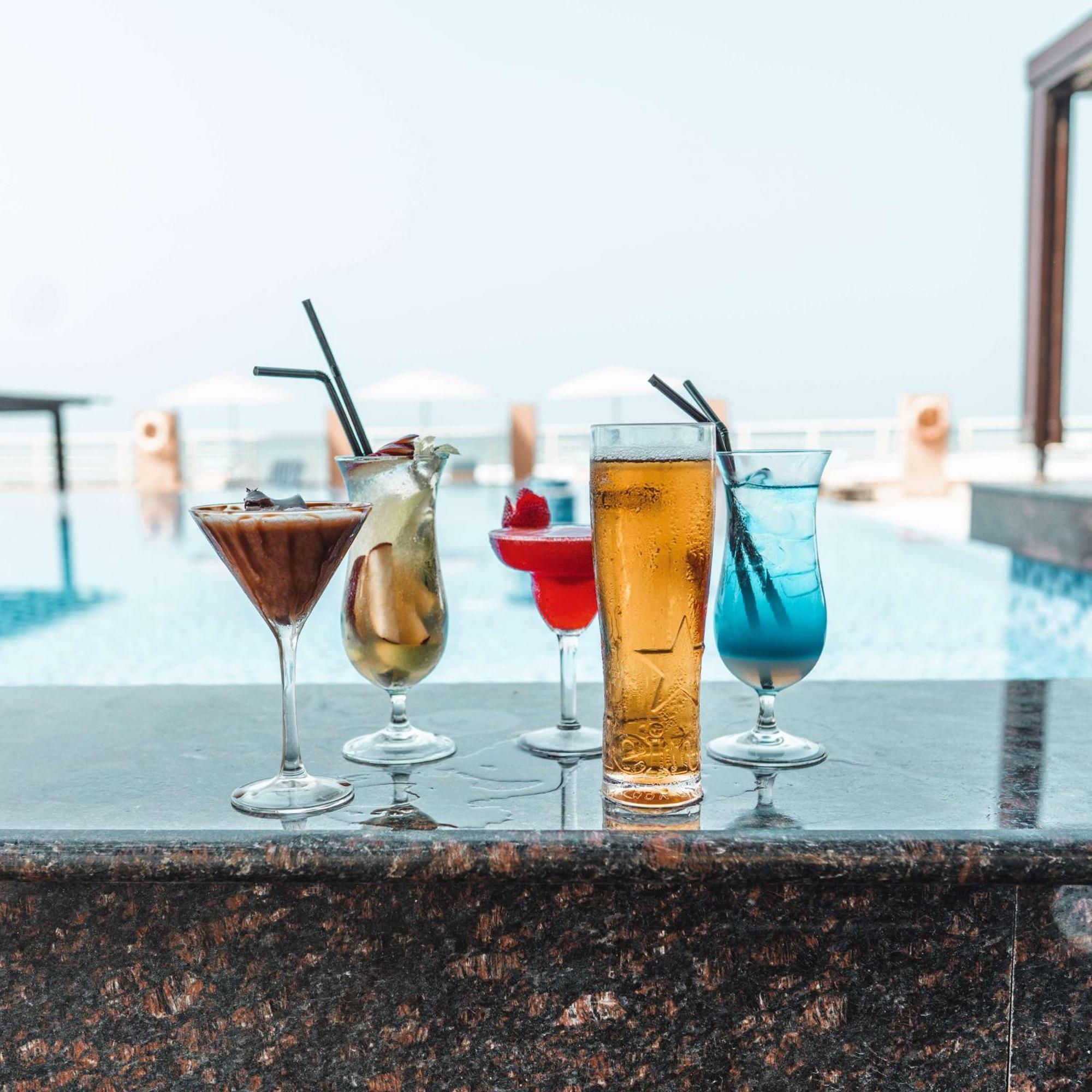 Radisson Blu Hotel & Resort, Suhár Exteriér fotografie A selection of cocktails