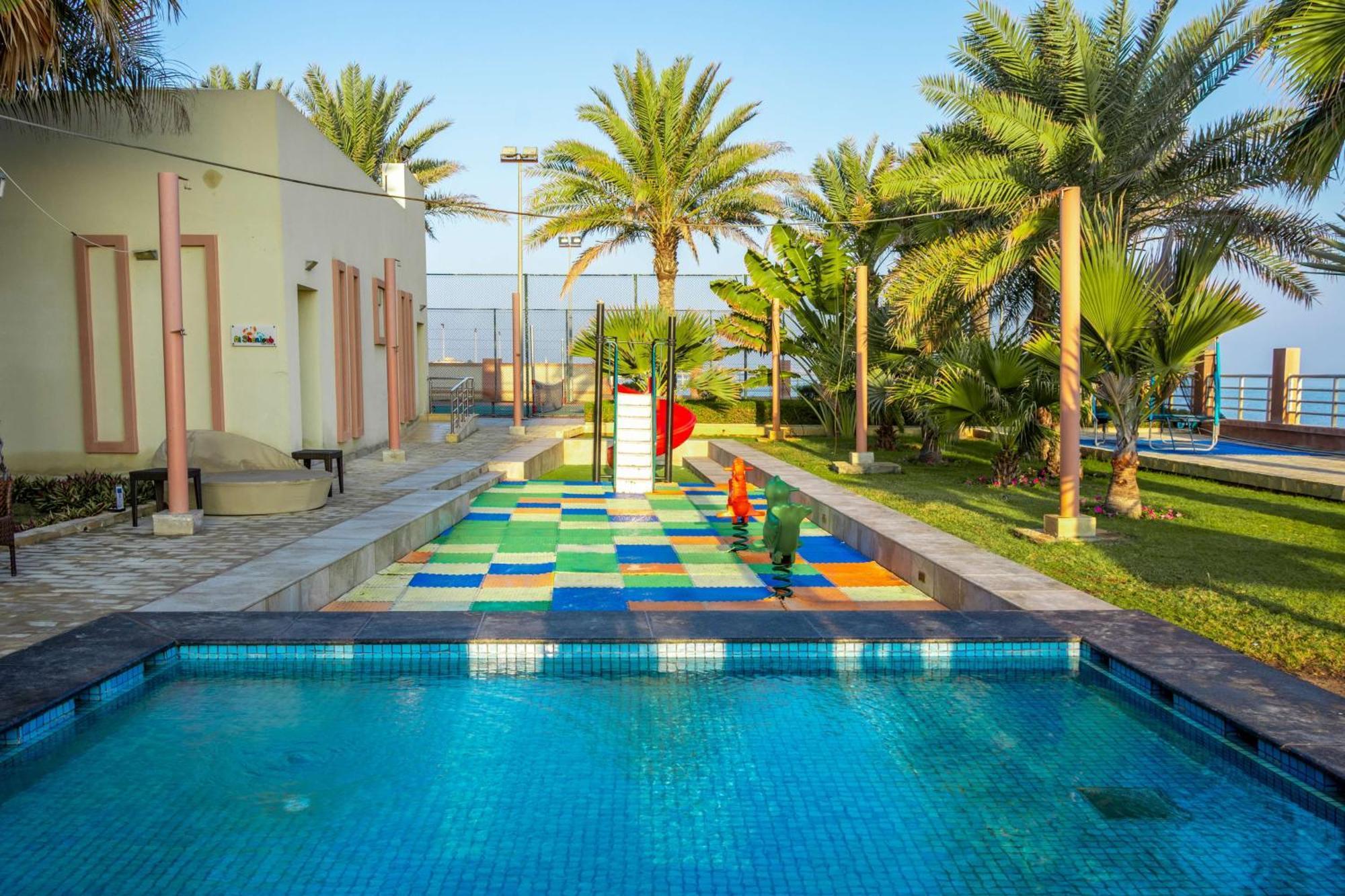 Radisson Blu Hotel & Resort, Suhár Exteriér fotografie The swimming pool at the Al-Jaish Club
