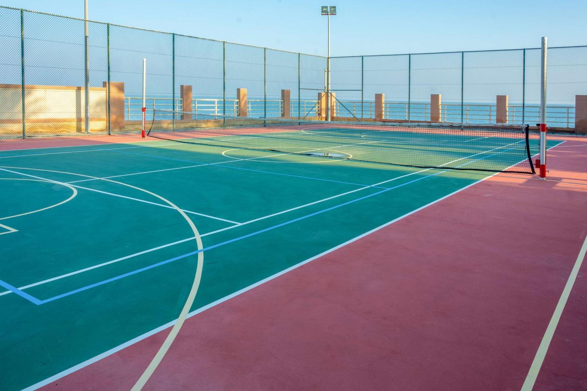 Radisson Blu Hotel & Resort, Suhár Exteriér fotografie A paddle tennis court