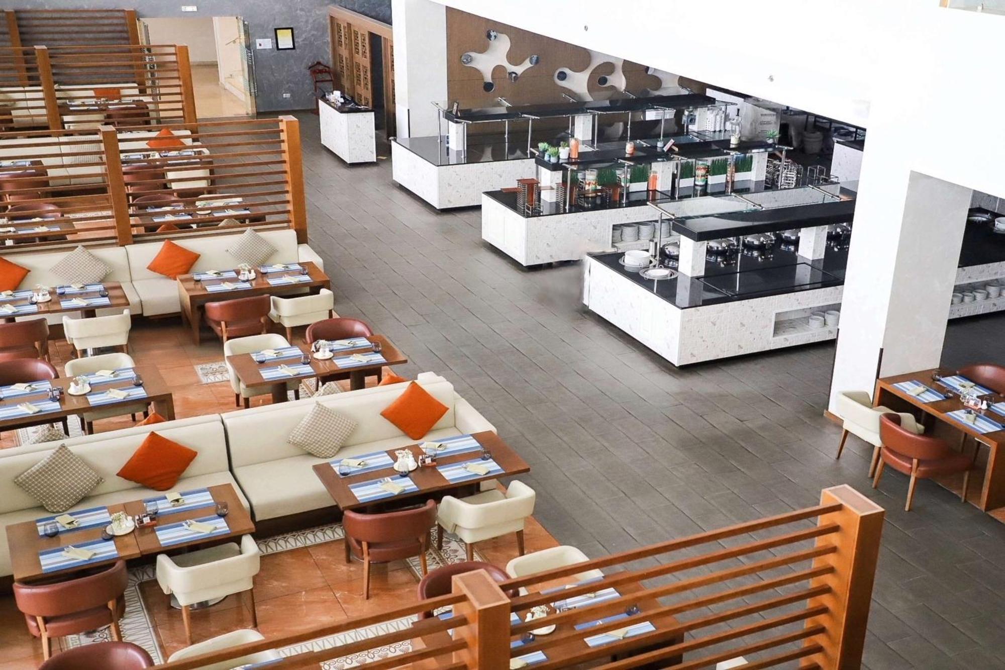 Radisson Blu Hotel & Resort, Suhár Exteriér fotografie The lounge at the airport